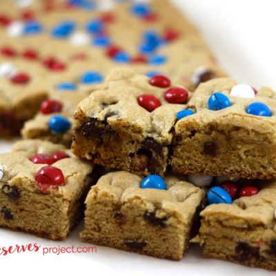 Red, White & Blue M&M Chocolate Chip Cookie Bars | The Preserves Project